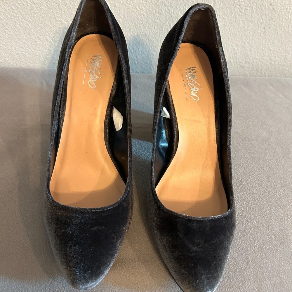 Mossimo Women's Shoes - Black Velvet Pumps/Heels - Size 7.5